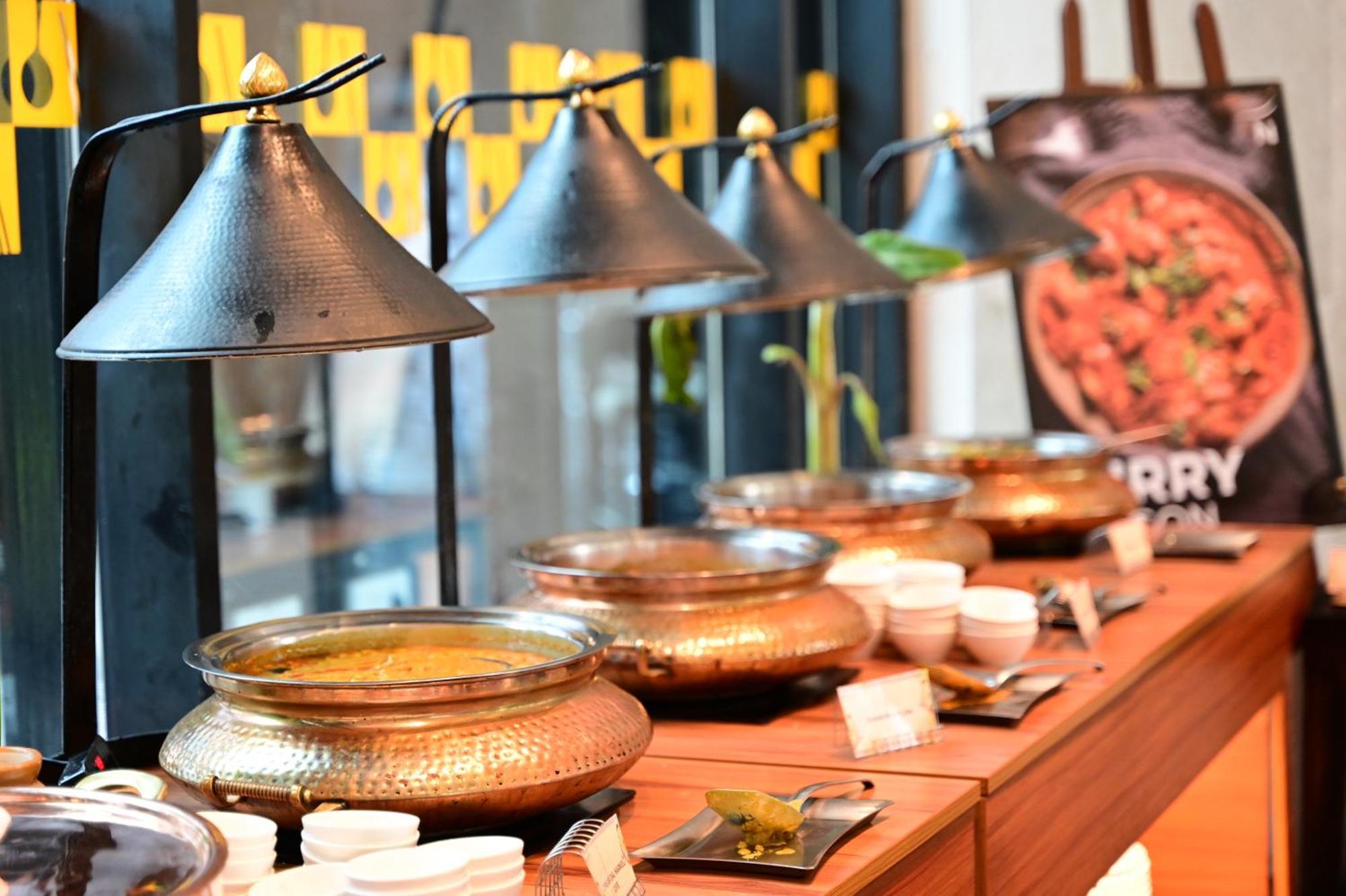 Novotel Kolkata Hotel And Residences Dış mekan fotoğraf A chafing dish