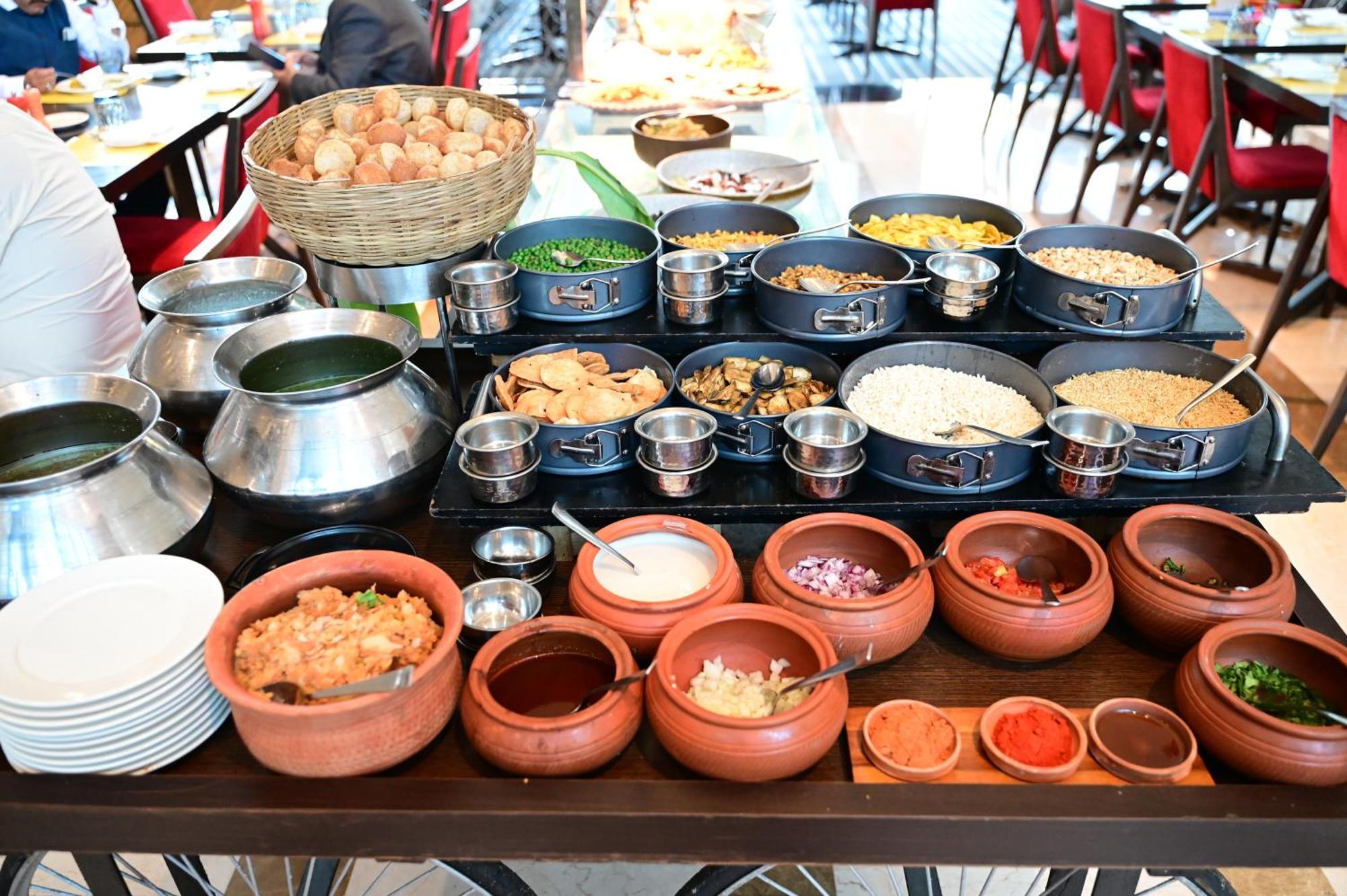 Novotel Kolkata Hotel And Residences Dış mekan fotoğraf Indian cuisine