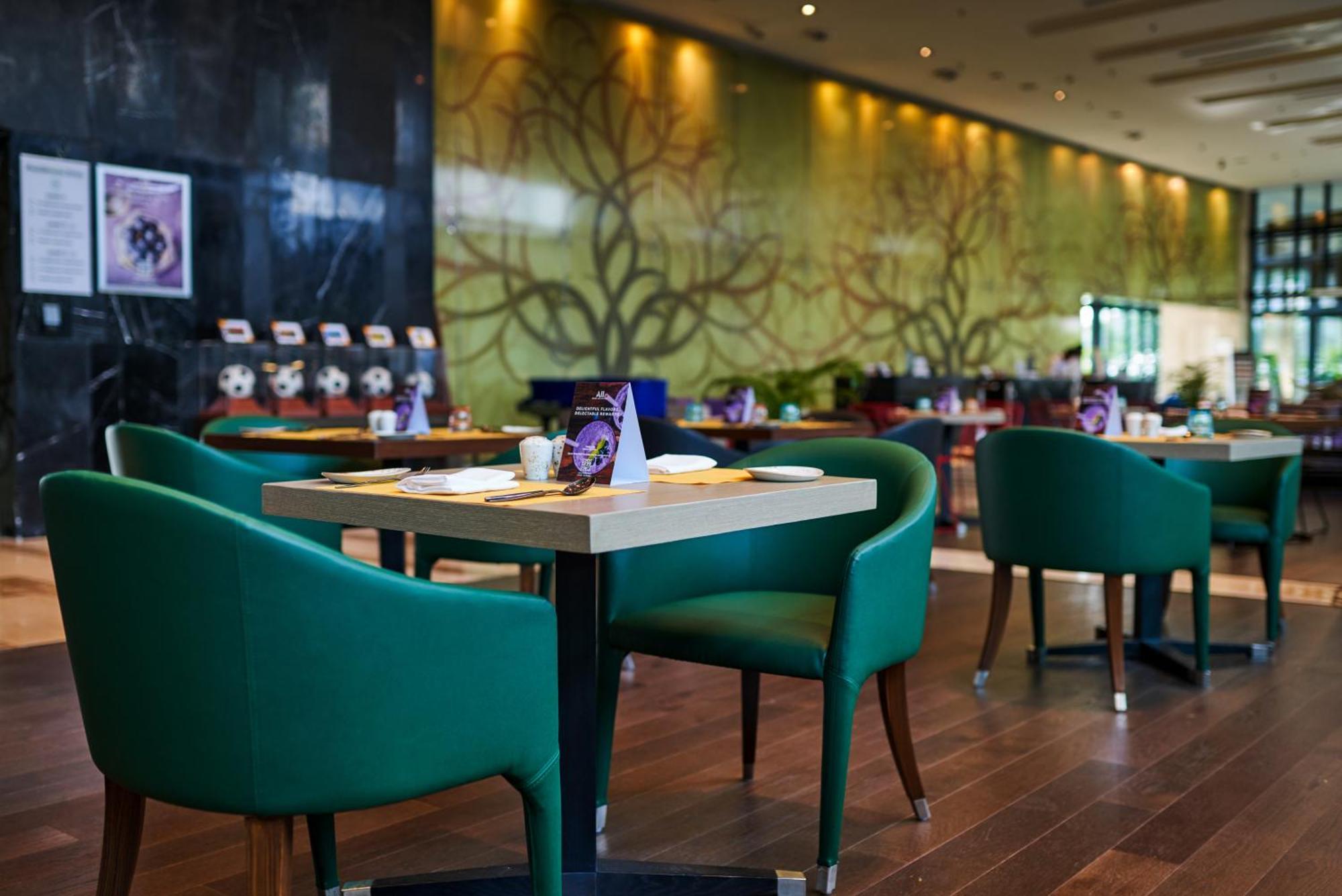 Novotel Kolkata Hotel And Residences Dış mekan fotoğraf The restaurant