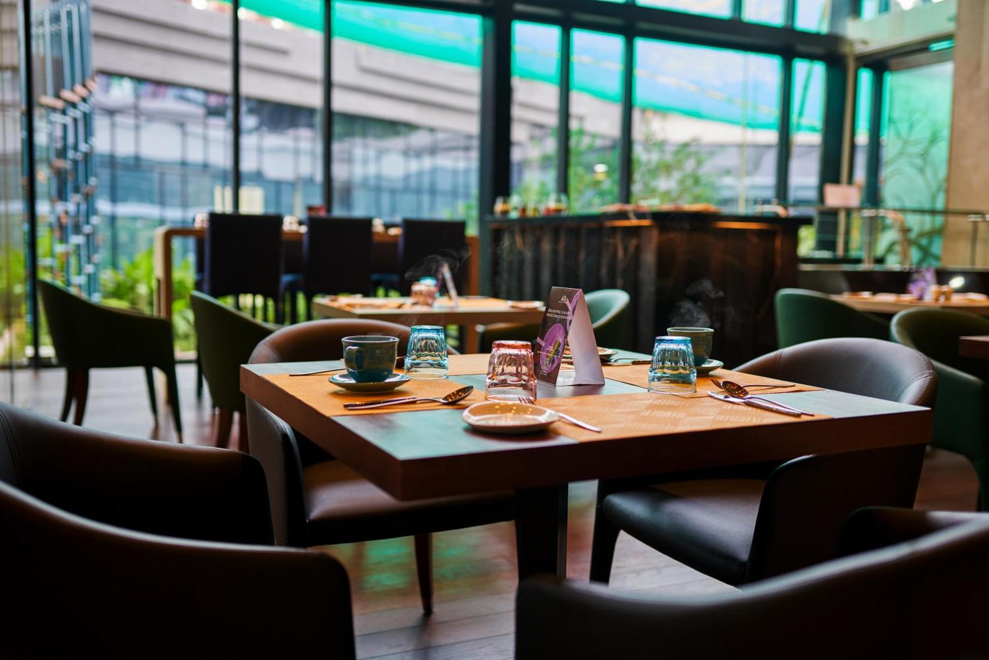 Novotel Kolkata Hotel And Residences Dış mekan fotoğraf The restaurant