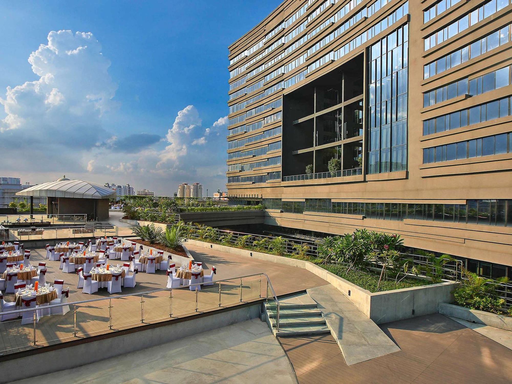 Novotel Kolkata Hotel And Residences Dış mekan fotoğraf The Ritz-Carlton, DIFC, Dubai