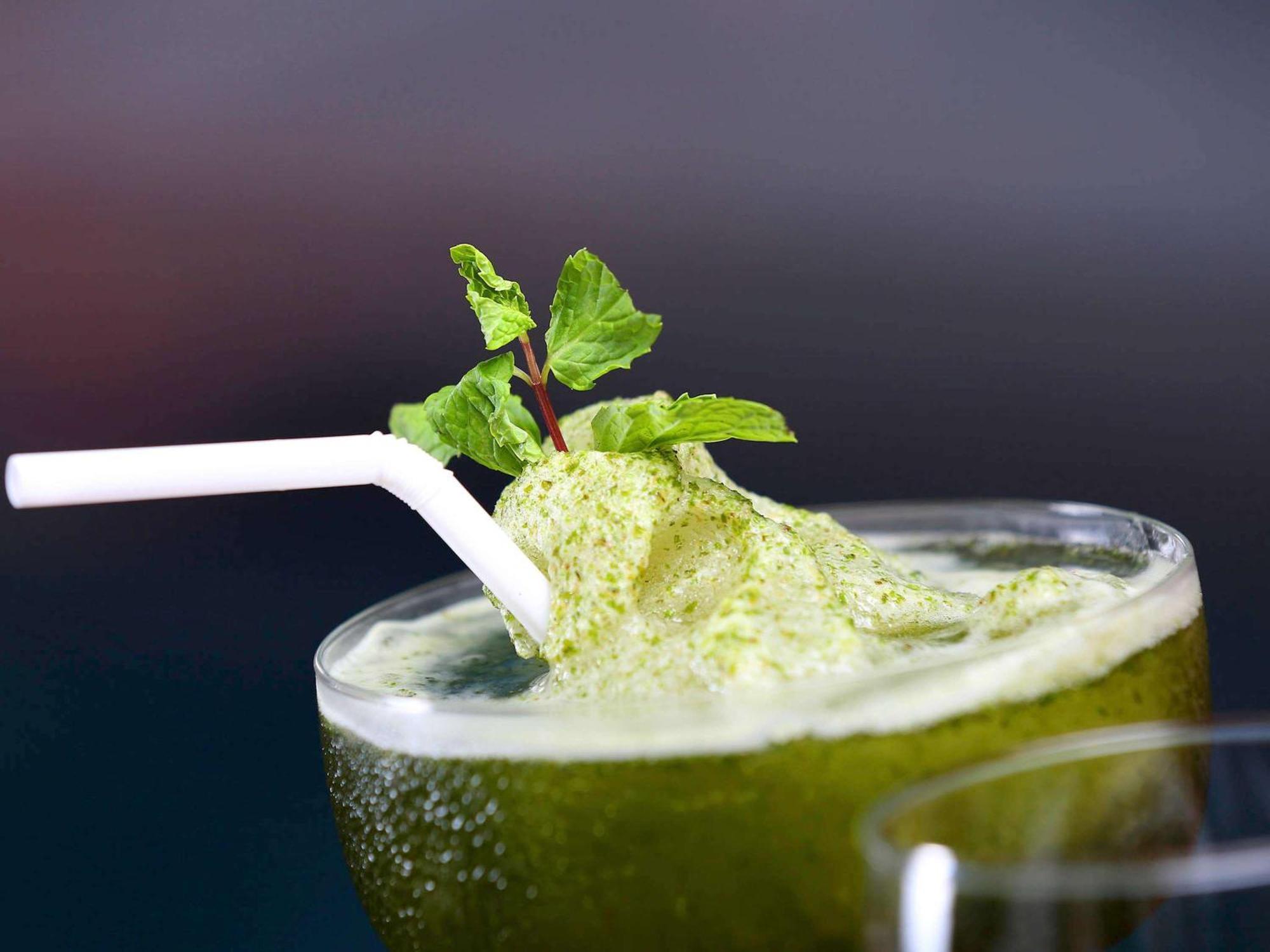 Novotel Kolkata Hotel And Residences Dış mekan fotoğraf A matcha drink