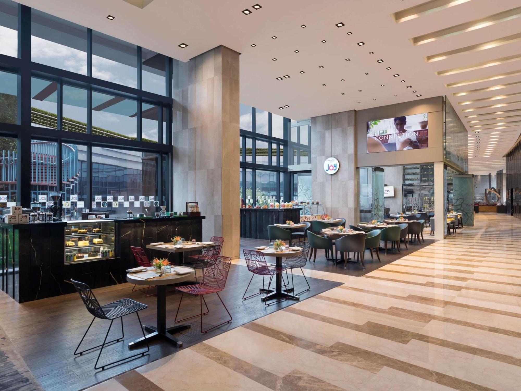Novotel Kolkata Hotel And Residences Dış mekan fotoğraf The restaurant