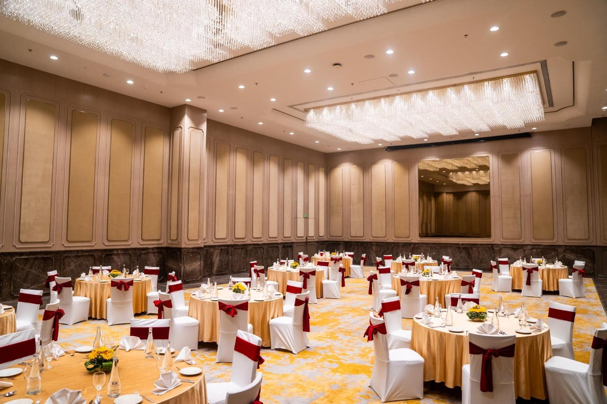 Novotel Kolkata Hotel And Residences Dış mekan fotoğraf The Grand Ballroom