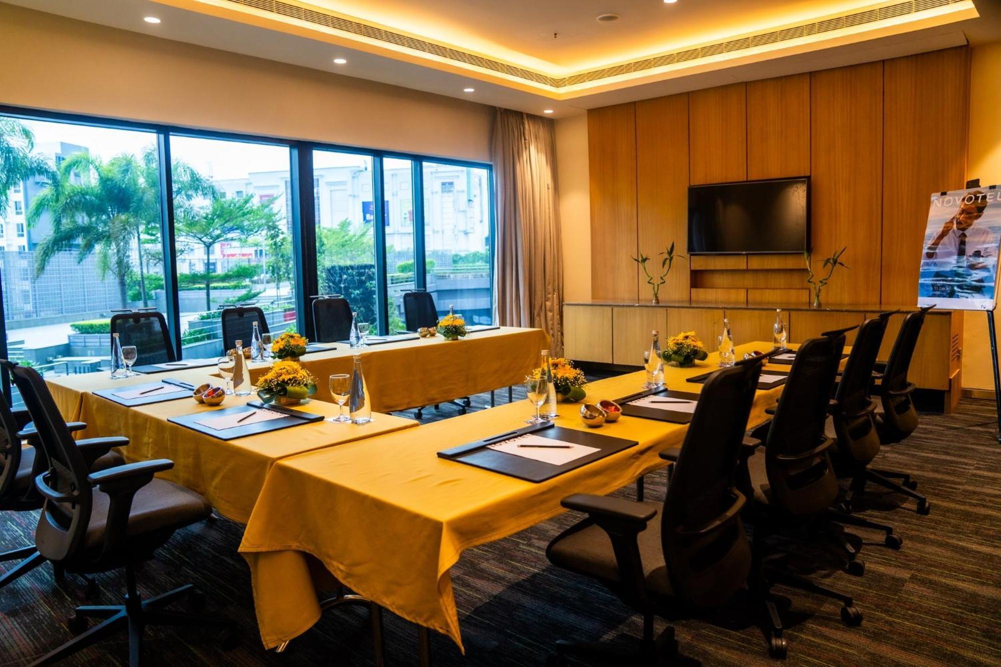 Novotel Kolkata Hotel And Residences Dış mekan fotoğraf Meeting room at the hotel