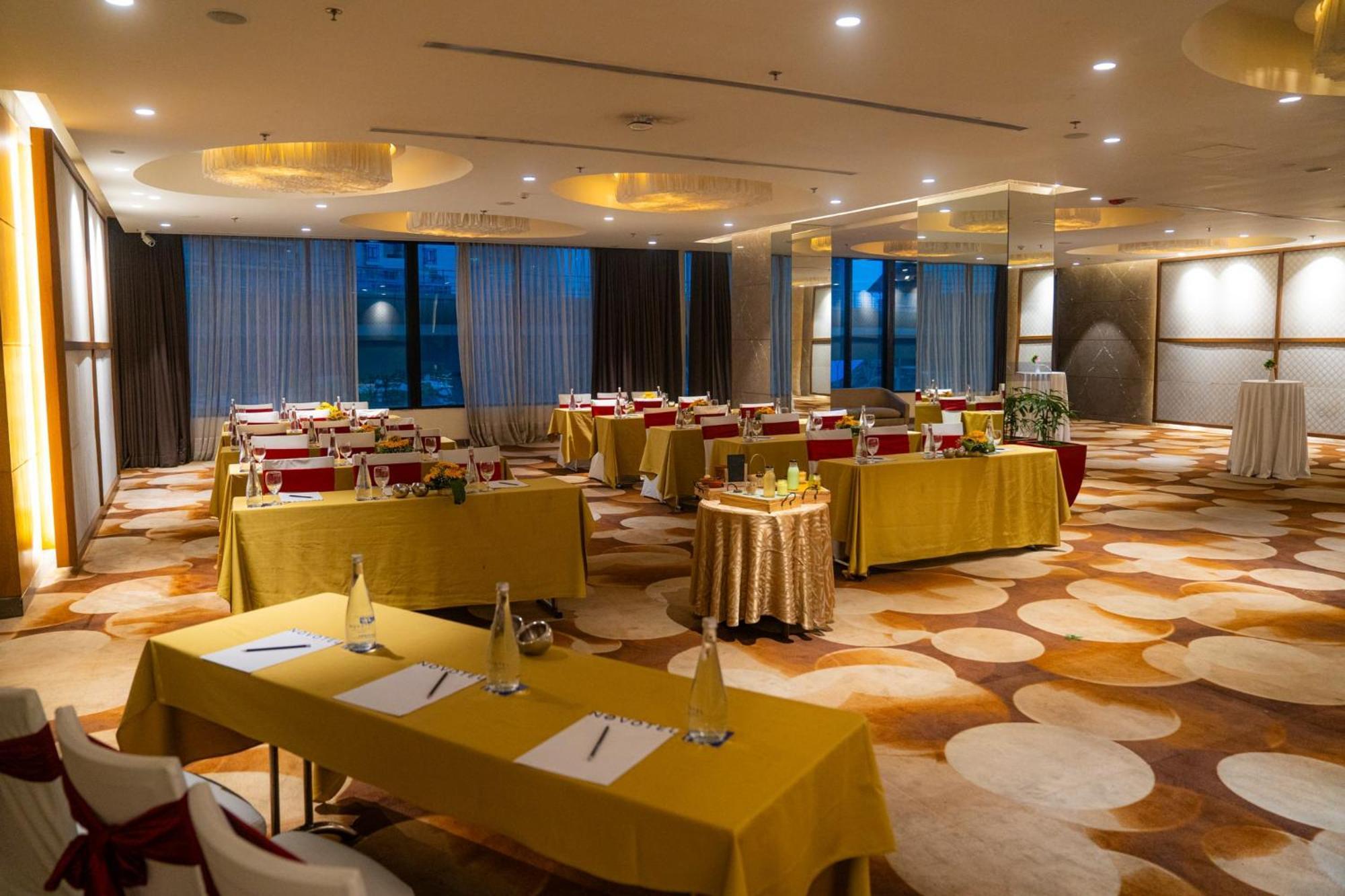 Novotel Kolkata Hotel And Residences Dış mekan fotoğraf Meeting room