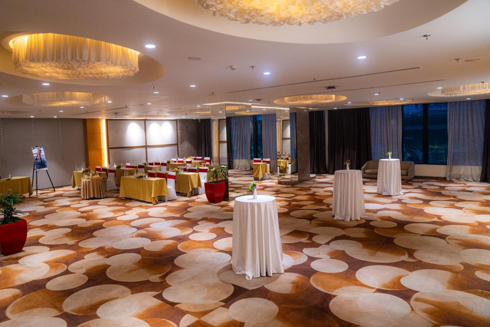 Novotel Kolkata Hotel And Residences Dış mekan fotoğraf The ballroom